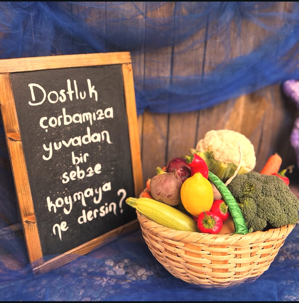 Tohum Çorbası ritüeli için hazırlanmış sebze sepeti ve dostluk çorbası panosu